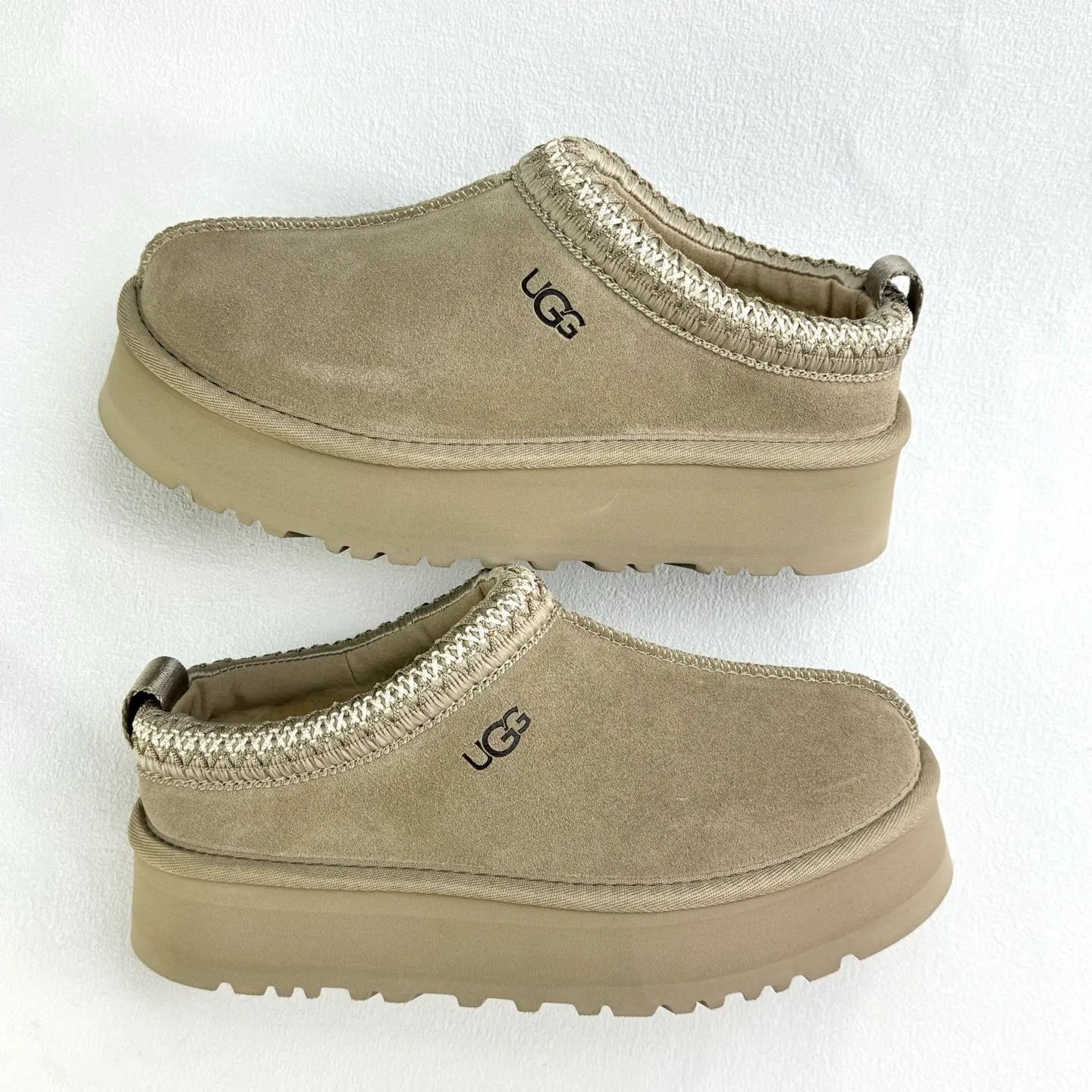 💰400 UGG Tats series thickened model Mule style toe-cap 5CM half slippers Ethnic style autumn and winter snow boots High-quality sheepskin and wool Integrated with high quality Warmth and heat sealing Made of TPU molded suede upper material Embedded with artificial curly wool plush lining and 10mm UGGPURE™ implanted wool lining and removable UGGPURE™ implanted wool insole Lightweight non-slip and comfortable rubber outsole with brand LOGO With complete packaging Official item number: 11225532722 Size: 35 36 37 38 39 40